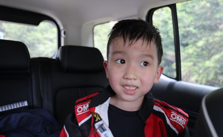 家门口首次举办汽车拉力赛 这位5岁车手的表现“泰酷拉”