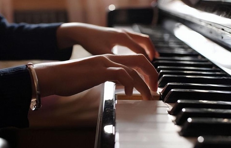 学钢琴受年龄影响吗？会不会很慢？坚持不下来怎么办？