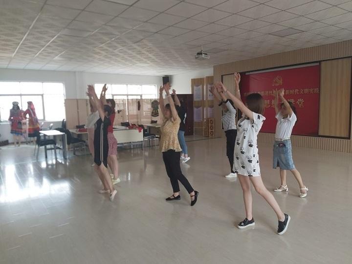 麒麟区太和街道竹鹰社区：“炫美人生 舞出精彩”，成人舞蹈公益课开课啦