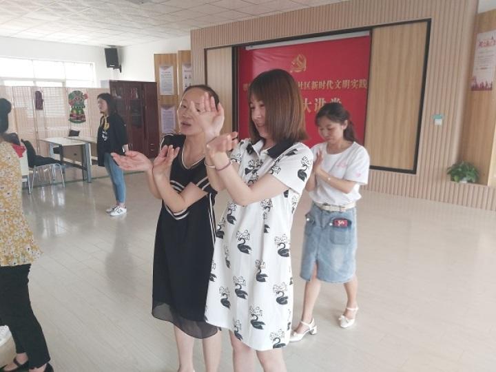 麒麟区太和街道竹鹰社区：“炫美人生 舞出精彩”，成人舞蹈公益课开课啦