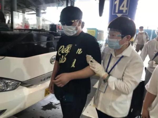 看到戴着黑墨镜的男子买票，她立马迎了上去！杭州机场现在多了这样一个团队……