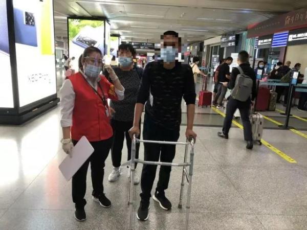 看到戴着黑墨镜的男子买票，她立马迎了上去！杭州机场现在多了这样一个团队……