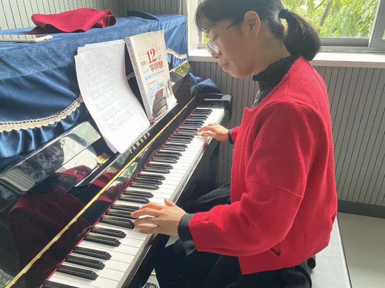 义乌这位保育员阿姨火了，47岁学钢琴，不晚