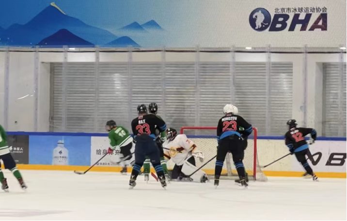 第八届大众冰雪北京公开赛首届北京市成人冰球挑战赛启动开幕式