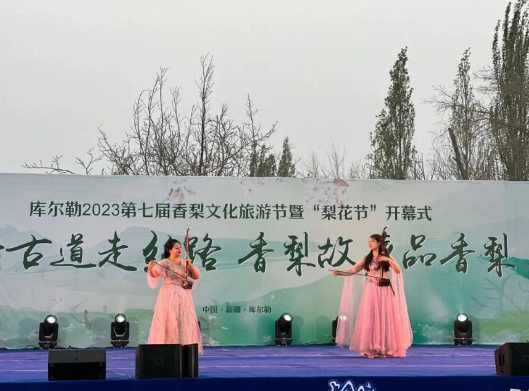 2023新疆网络文化节丨库尔勒市举办新疆青年演艺人联谊会文艺演出活动