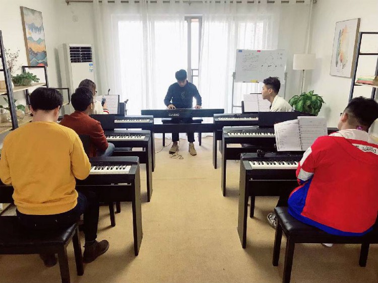 一对一专业教师指导，每天免费练琴，钢琴小白也能完美演奏