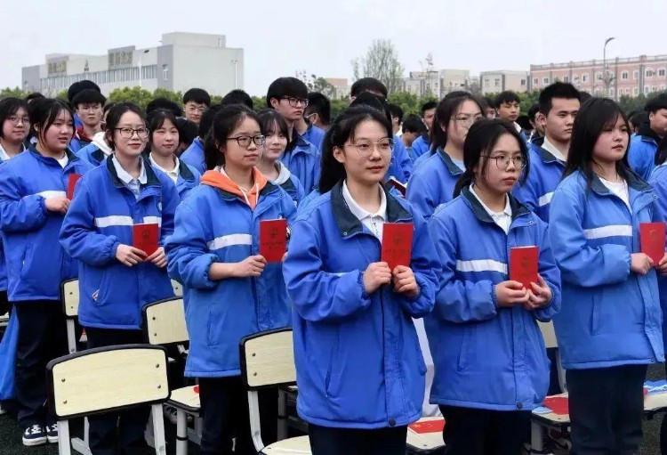 成都石化工业学校2023成人仪式暨毕业典礼顺利举行