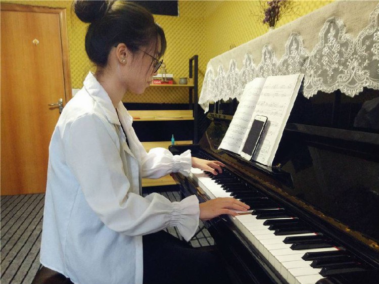 一对一专业教师指导，每天免费练琴，钢琴小白也能完美演奏
