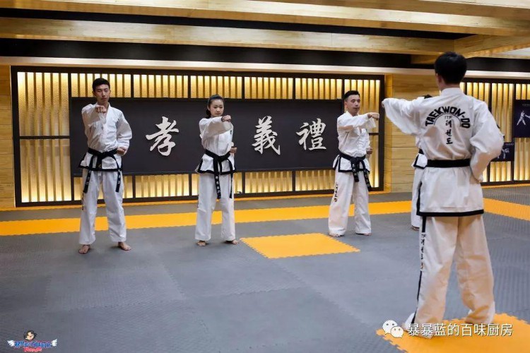 林志颖和Kimi这款传统跆拳道在沈阳开场了，一堂课没一块道垫贵！