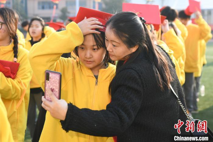 长沙一学校举办成人礼 家长为子女行加冠礼