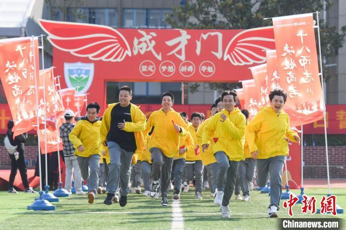 长沙一学校举办成人礼 家长为子女行加冠礼