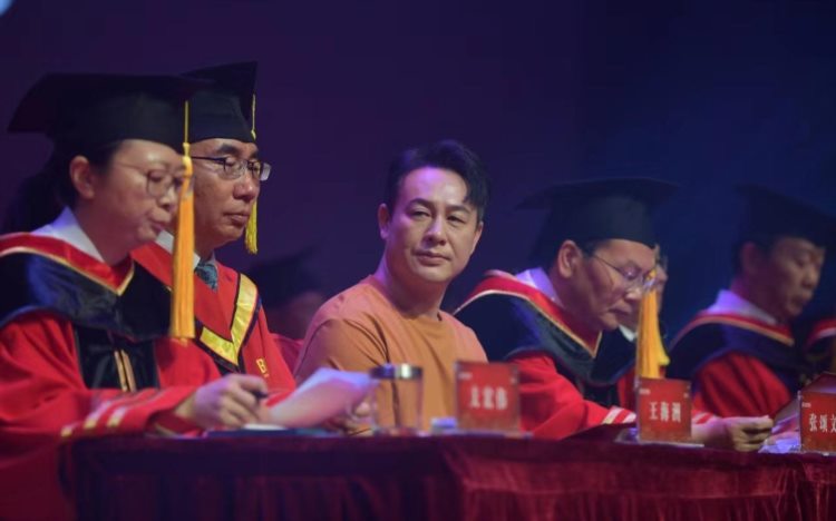 北京电影学院举行毕业典礼，演员张颂文寄语毕业生未来一路鲜花