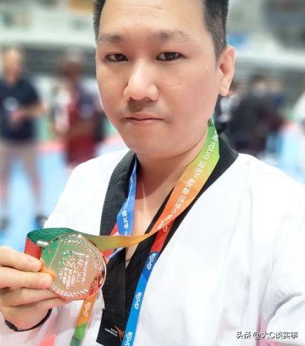 中国台湾跆拳道选手李东宪身披五星红旗领奖却遭到网暴攻击和威胁