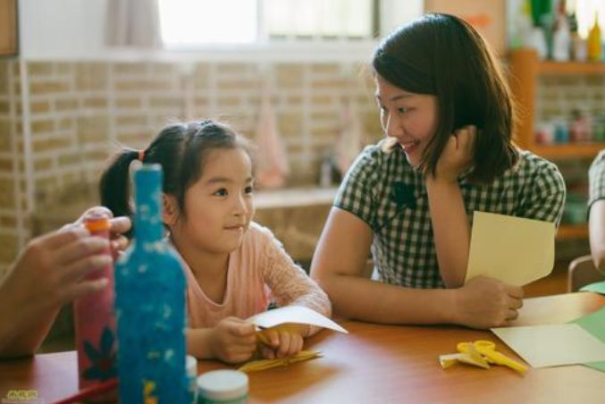 “高颜值”幼师火了，笑容甜美似初恋，网友：我还能重回幼儿时期