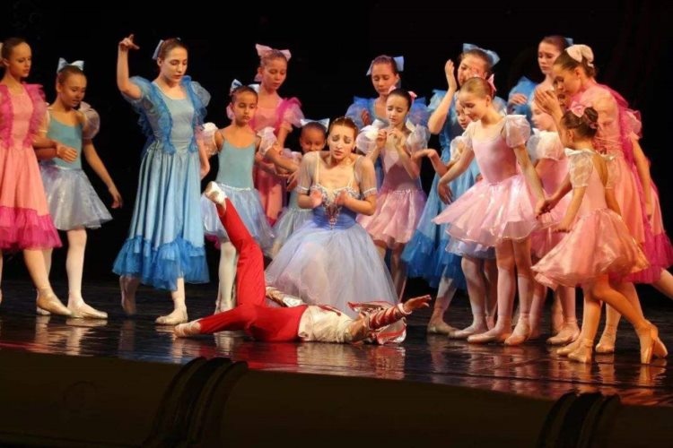 能把娃激动到劈叉的芭蕾舞表演，就是这部《白雪公主》