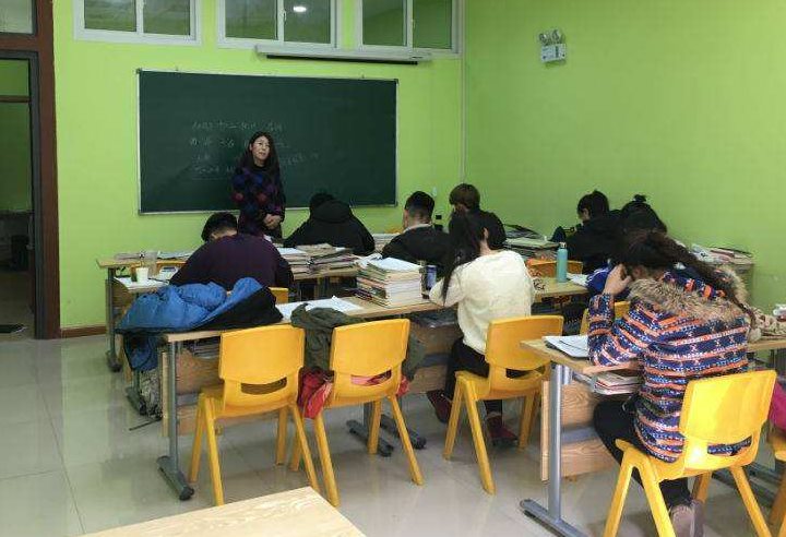 重庆教培老师改行做跨境电商，用英语直播带货，月收入实现翻倍