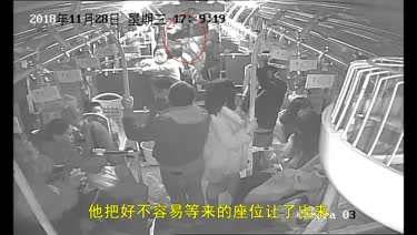 浙江小学生公交车上四让座位！网友：给成年人上了一课