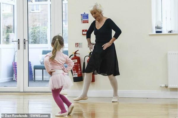 英国81岁老妪通过芭蕾舞最高级考试：跳舞是我的生命