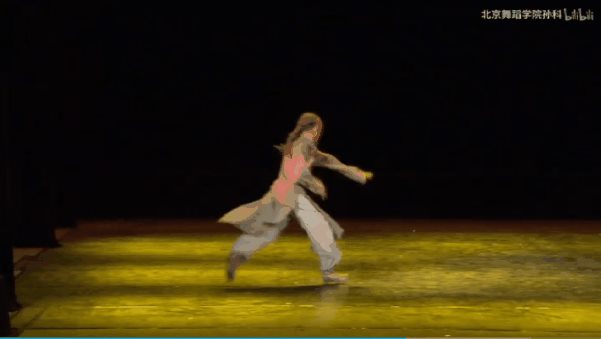 6岁学舞，11岁考到北舞附中，17岁进入北京舞蹈学院古典舞系学习