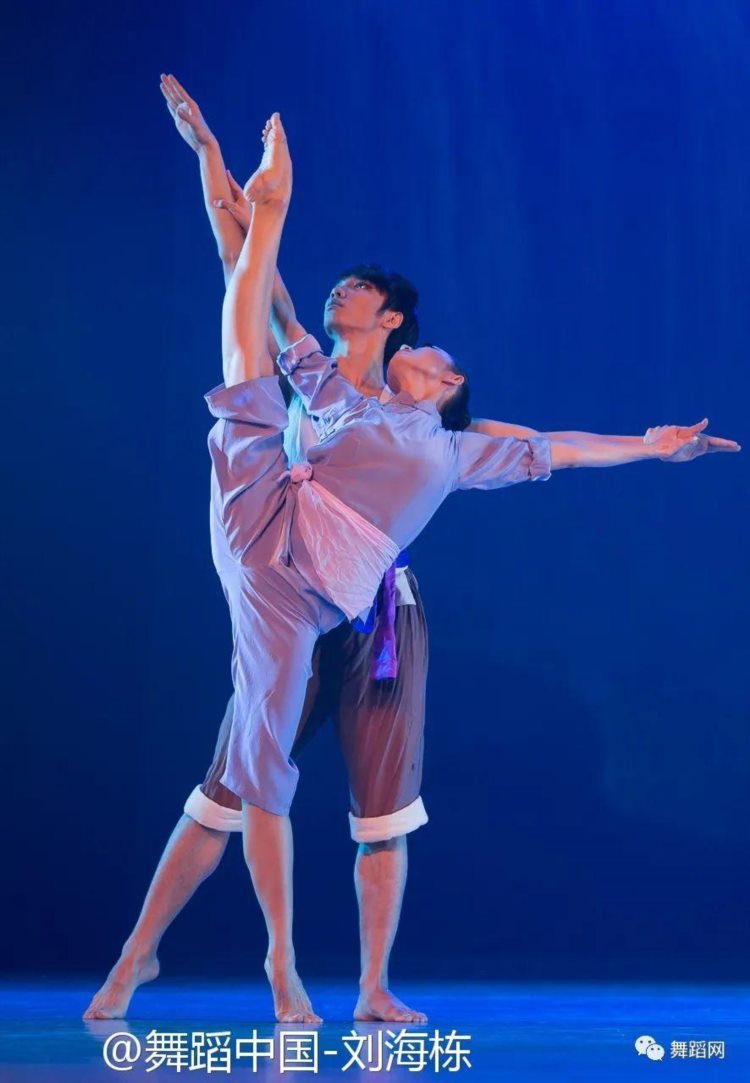 6岁学舞，11岁考到北舞附中，17岁进入北京舞蹈学院古典舞系学习