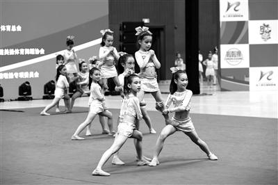 舞姿翩跹过周末 北京体育舞蹈、拉拉操赛事吸引青少年参与