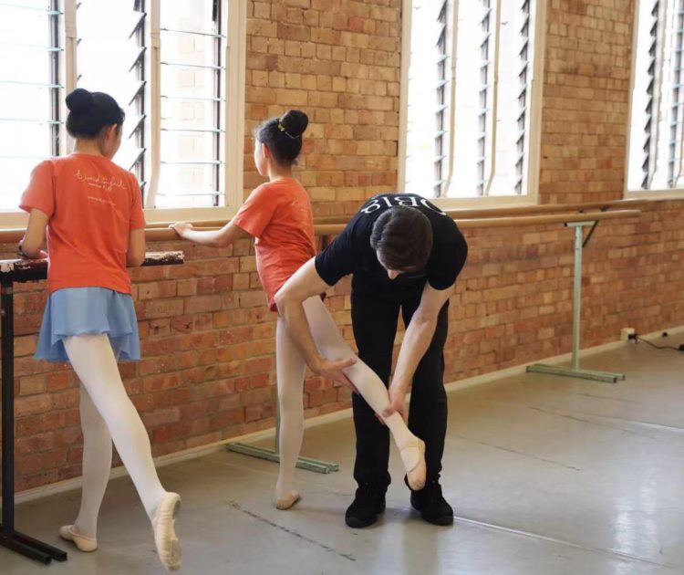 少儿学习芭蕾不能半途而废，一定要坚持!