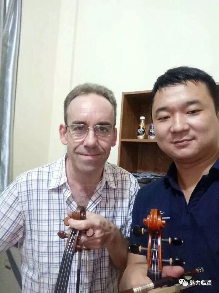 著名小提琴演奏家凌紫老师来临颍指导音乐教学工作
