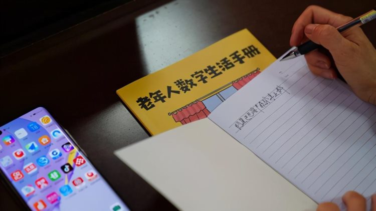 60位杭州教师受聘成为“小棉袄讲师”，500场线下课堂为老年市民开放