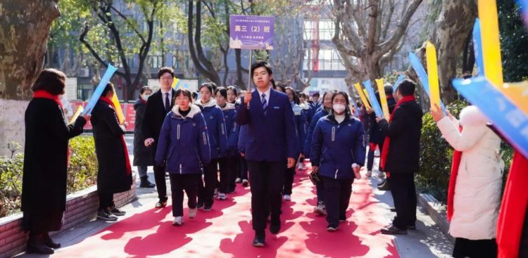 亲子同绘“十八岁的模样”！南京这所高中成人礼现场感动连连！