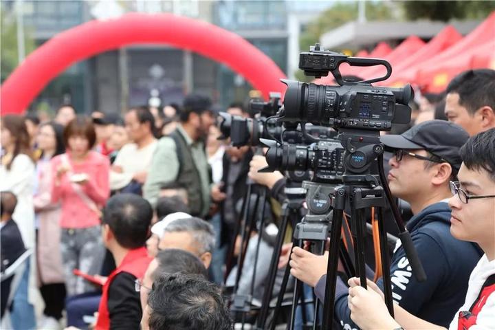 记者节，不只是我们的节日 大型广场公益活动庆祝第二十个记者节