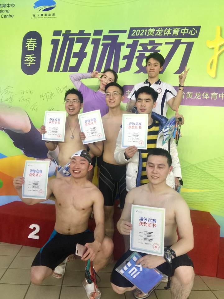 杭州市中心的这场游泳比赛，来了一群世界冠军，还来了一个超牛的外国帅爸