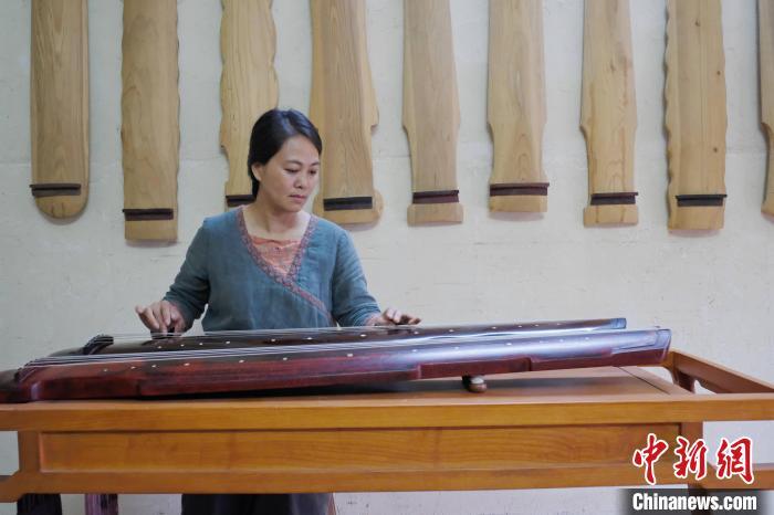 广西农家院里的古琴制作师：远赴台湾将手艺带回故乡