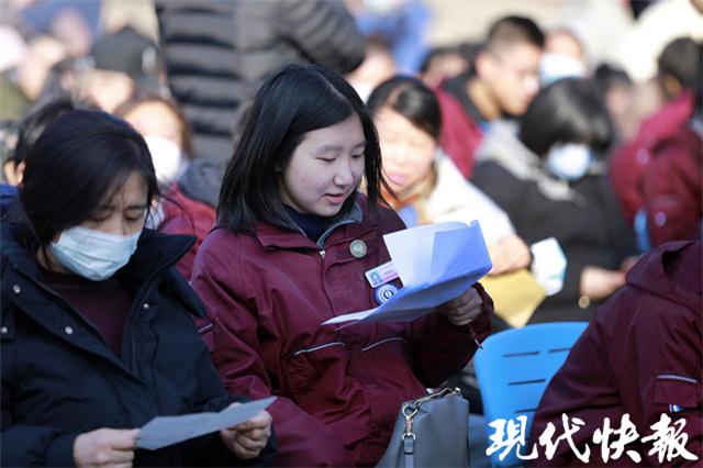 走红毯、发福袋，南京这所中学为高三学生举办成人礼