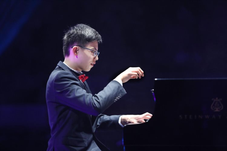 钢琴少年舒海峰：一个自闭症家庭如何寻找出路？
