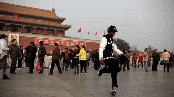 这个小哥在长城跳舞，一夜爆红！