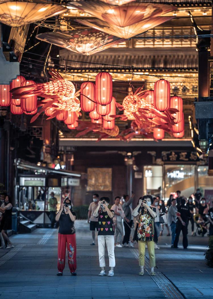 古装帅哥美女云集，魔都唯一可以“穿越时空”的夜市即将横空出世