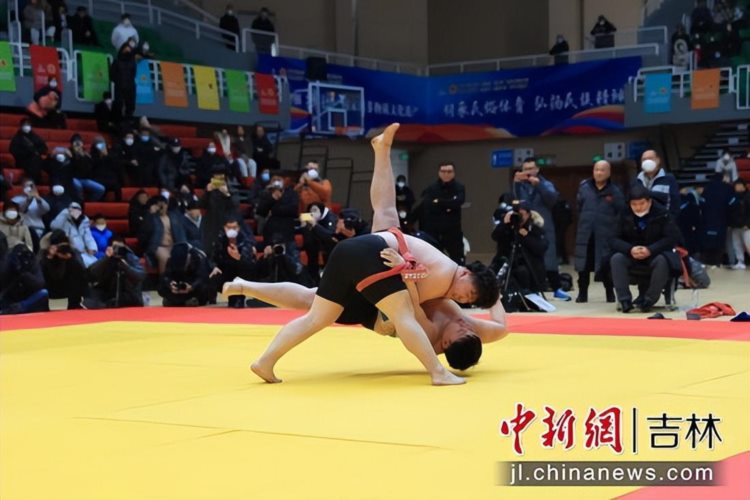 延吉举办民族式摔跤比赛 百余名选手摩拳擦掌“牵黄牛”