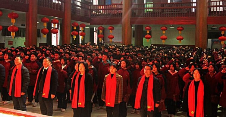 湘西州第二民族中学举行高三学生成人礼暨高考百日冲刺誓师大会