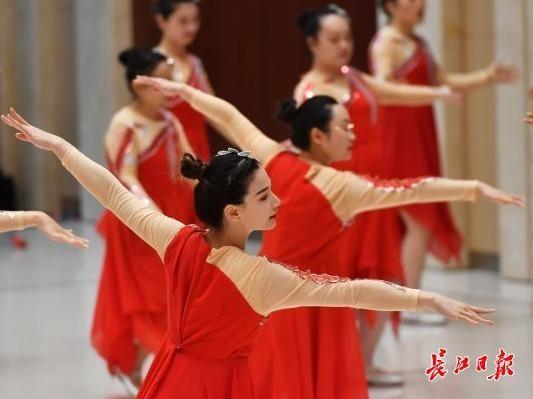武汉市职工排舞大赛盛大开幕，50多支队伍1000余人大比舞