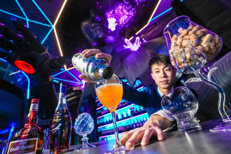 年轻人夏夜消费聚集地！北京64家入选2023酒吧指南