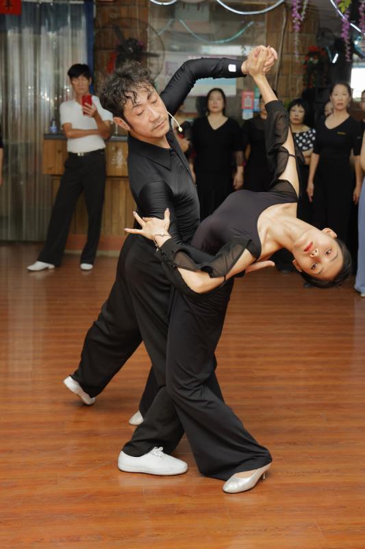 摩登舞王来厦传播舞蹈能量！齐志峰：标准舞是娱乐性的全民健身