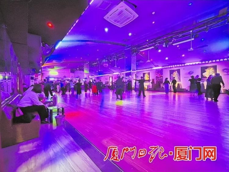 厦门部分舞厅客流回暖，不少老年人来跳舞健身