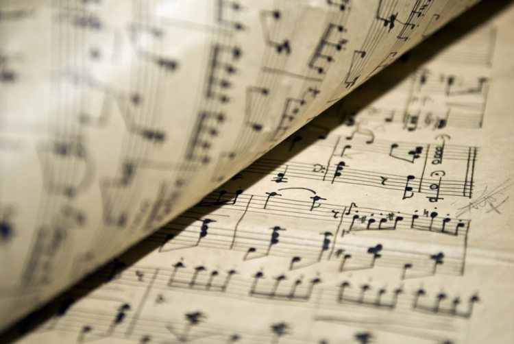 零基础成人兴趣学钢琴是用无线谱还是简谱？