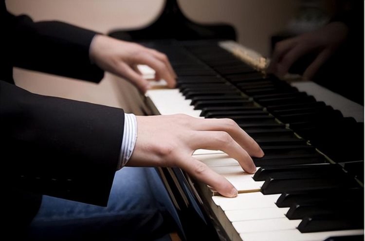 成人零基础学钢琴一年感觉没有进步，没自信了怎么办？