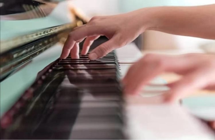 成人零基础学钢琴一年感觉没有进步，没自信了怎么办？