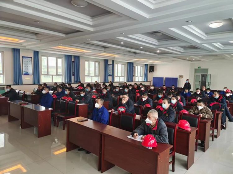 新疆伊犁南岗化工为127名员工进行成人高考前培训