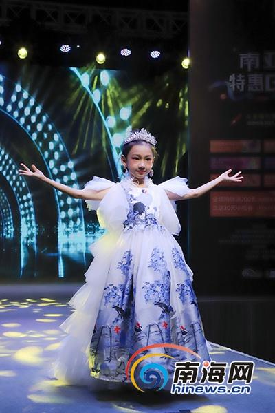 2019世界模特大赛童模之星盛典首场海选在海口南亚广场举行