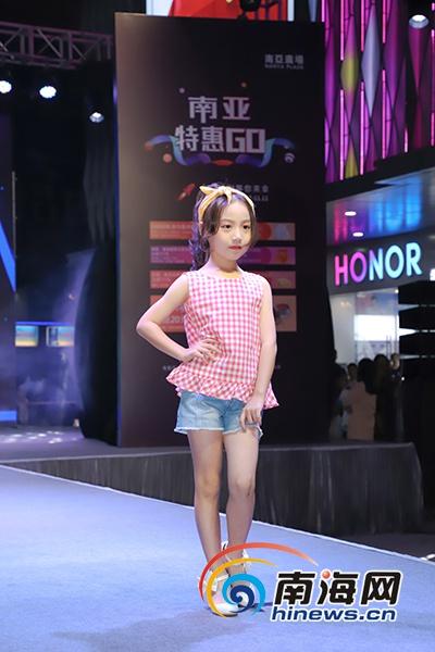 2019世界模特大赛童模之星盛典首场海选在海口南亚广场举行