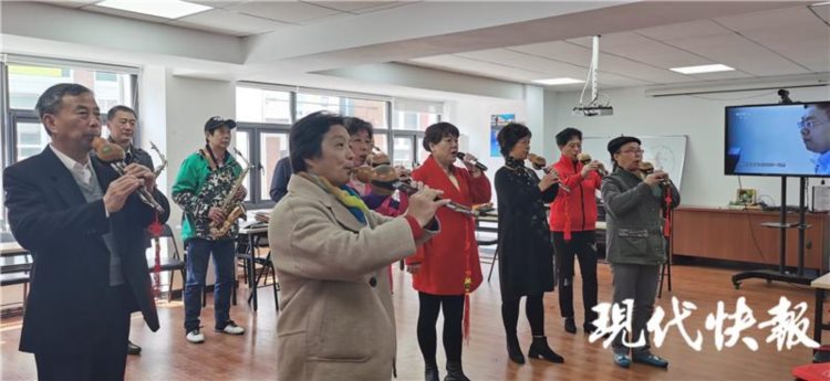 葫芦丝混搭萨克斯，南京这个社区课堂有点“潮”