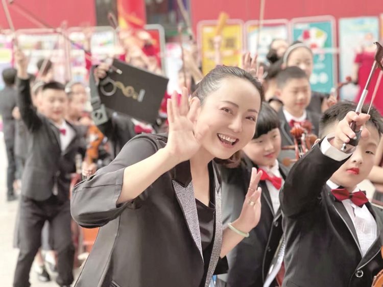 成立武汉市首支校园弦乐团课后免费辅导零基础学生 靓利组合让“流动花朵”登上大舞台